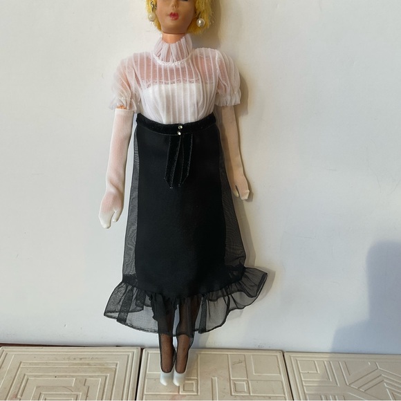 8 Barbie outfits and accessories - Picture 2 of 16